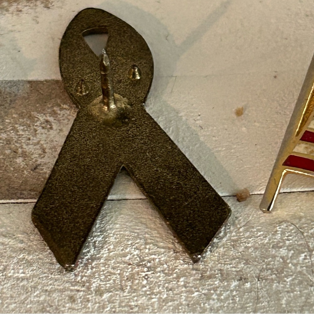 3 Vintage Patriotic Hat Pins 2 American Flag 1 Breast Cancer Ribbon Bundle of 3 - Picture 6 of 7